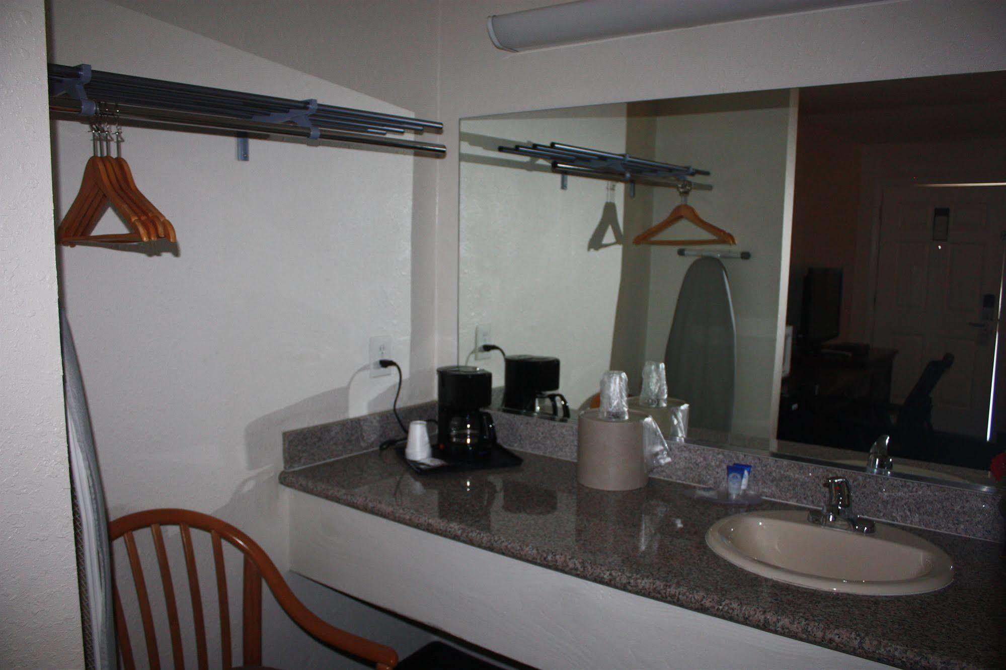 Value Inn & Suites ردينغ، كاليفورنيا المظهر الخارجي الصورة